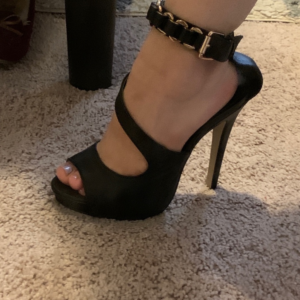 Heels - Picture 4 of 4